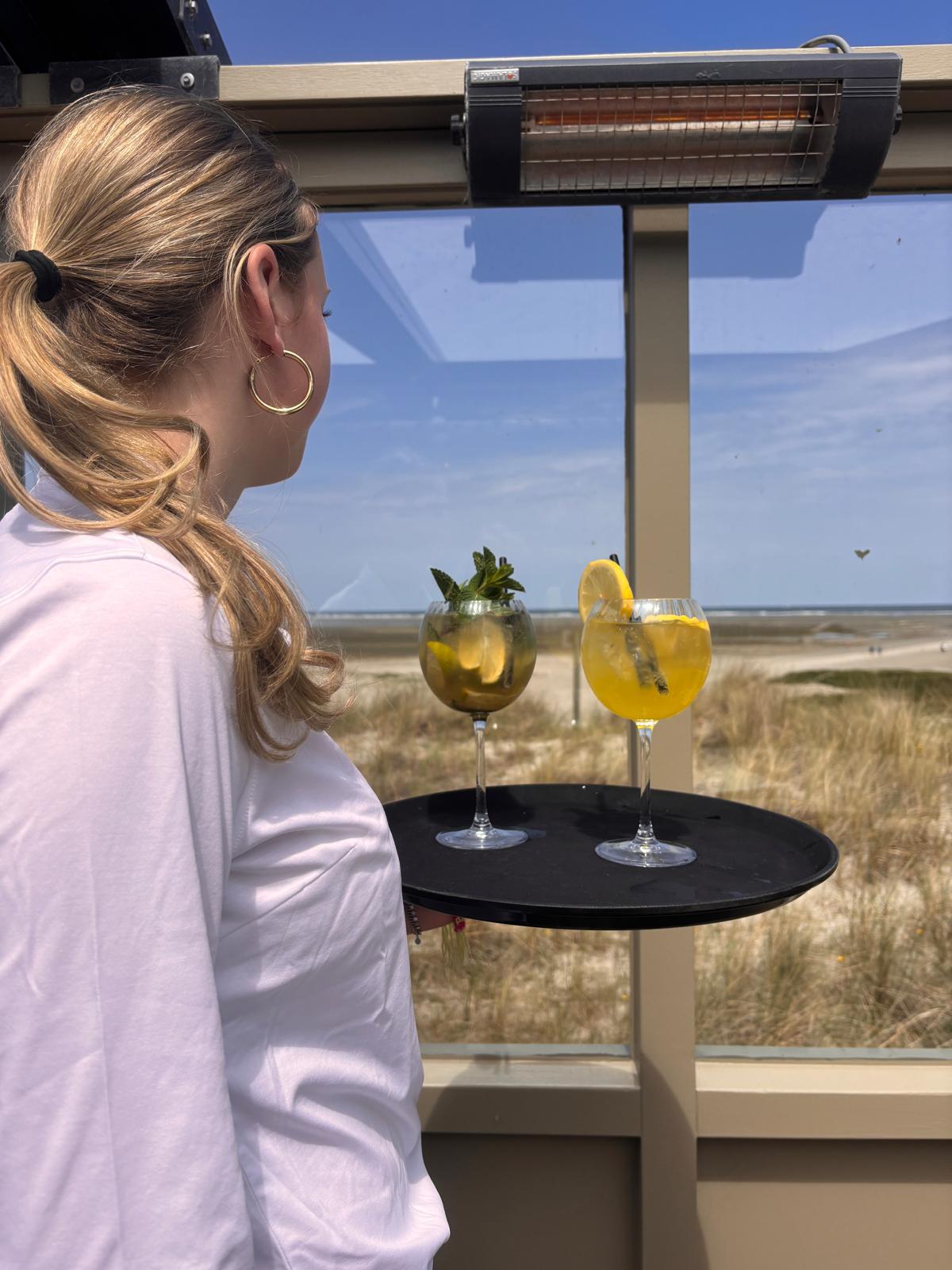 Het terras van Sea You at Ballum op Ameland, ideaal voor groepsevenementen aan zee