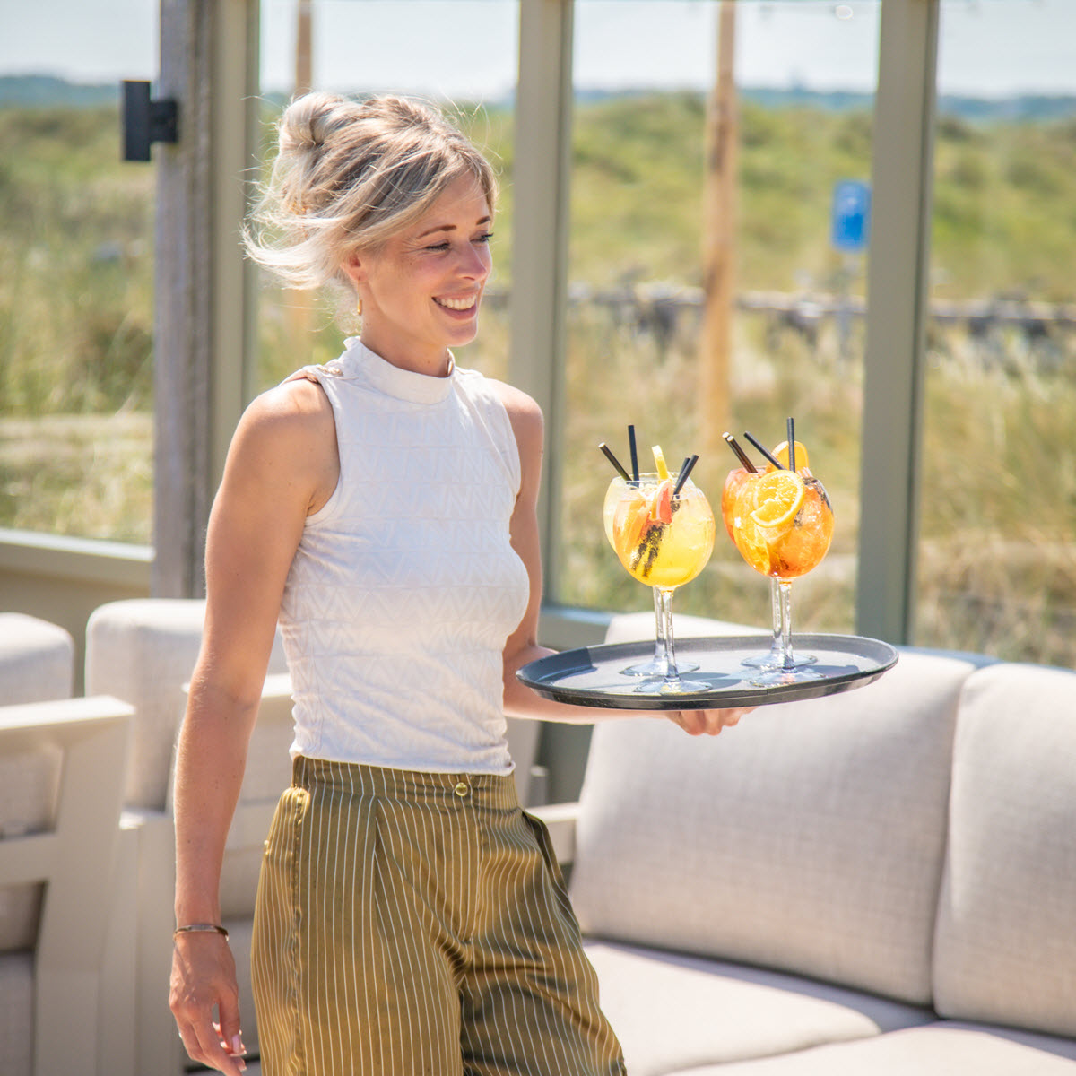 Bediening serveert cocktails bij Sea You at Ballum