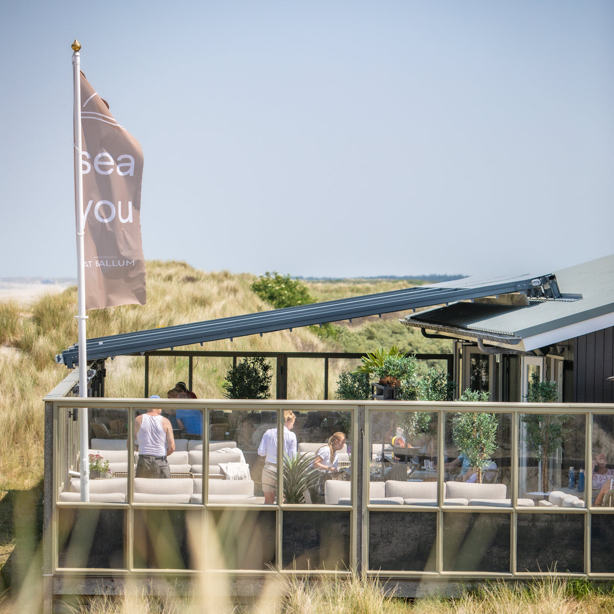 Terras van Sea You at Ballum gezien van buitenaf