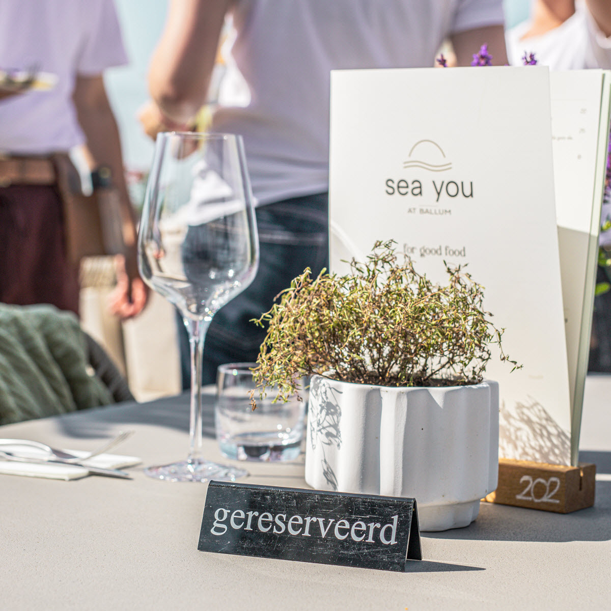 Gereserveerde tafel op het terras van Sea You at Ballum